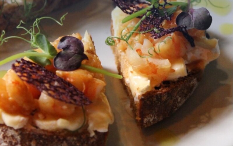 Брускетта с креветкой