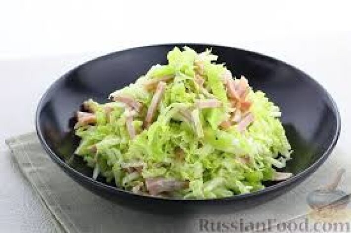 Салат  с ветчиной тыквенными семечками и овощами