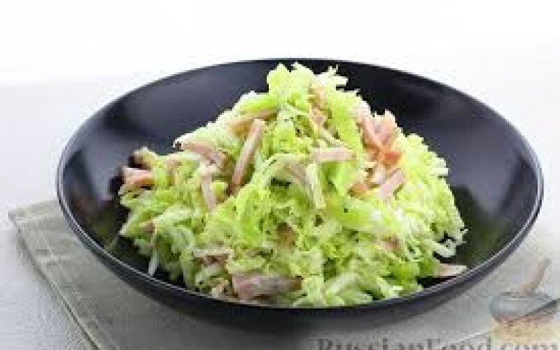 Салат  с ветчиной тыквенными семечками и овощами