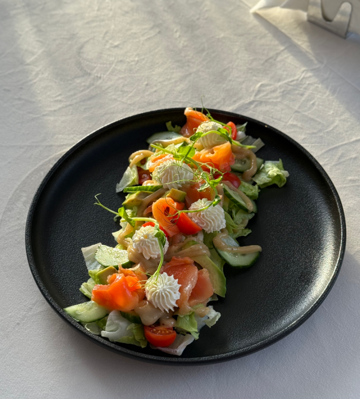 Салат с лососем и авокадо