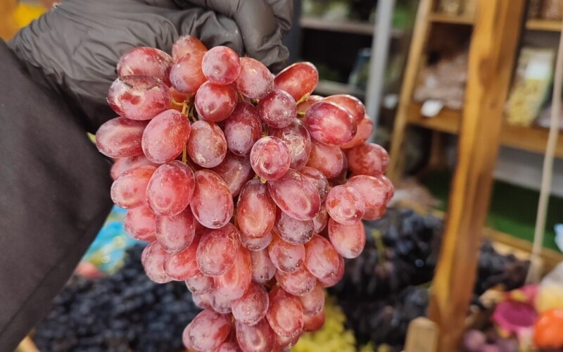 Виноград розовый