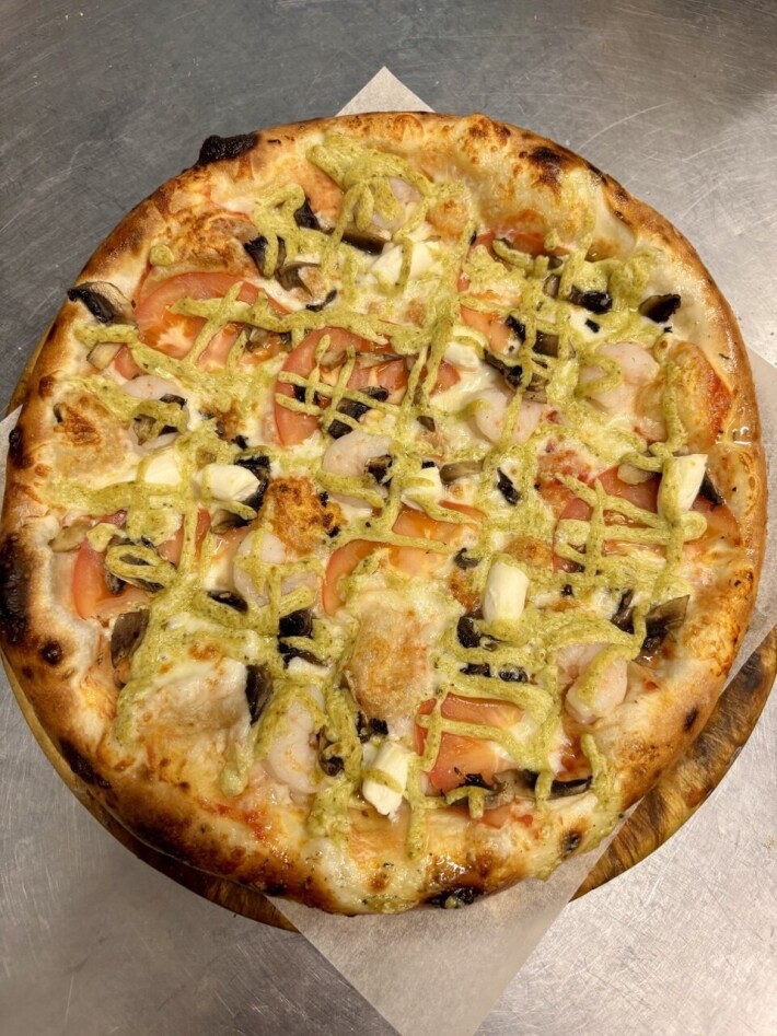 Пицца песто с креветками