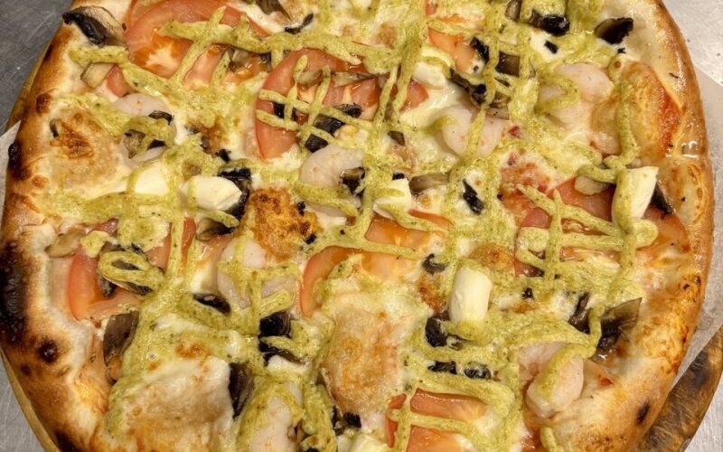 Пицца песто с креветками