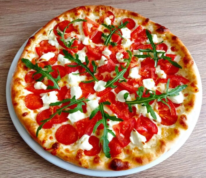 Пицца «Пепперони» с крем-чизом и рукколой