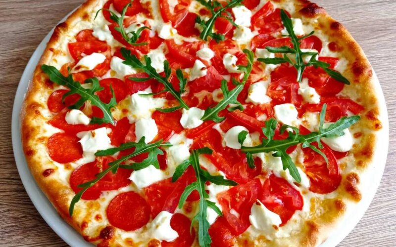 Пицца «Пепперони» с крем-чизом и рукколой