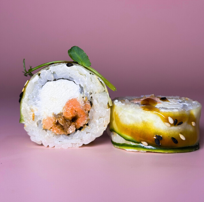 Ролл в огурце с лососем терияки