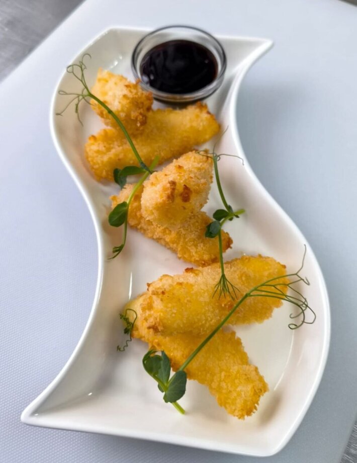 Жареный сыр «Сулугуни» с соусом «Наршараб»