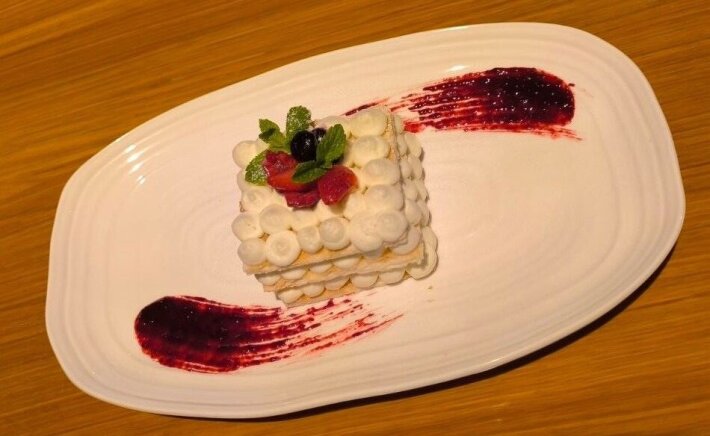 Мильфей с клубникой и голубикой