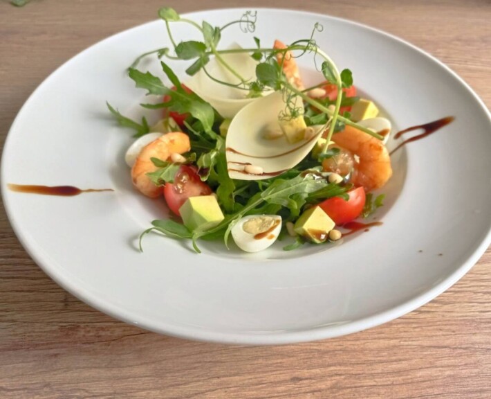 Салат из рукколы с креветками