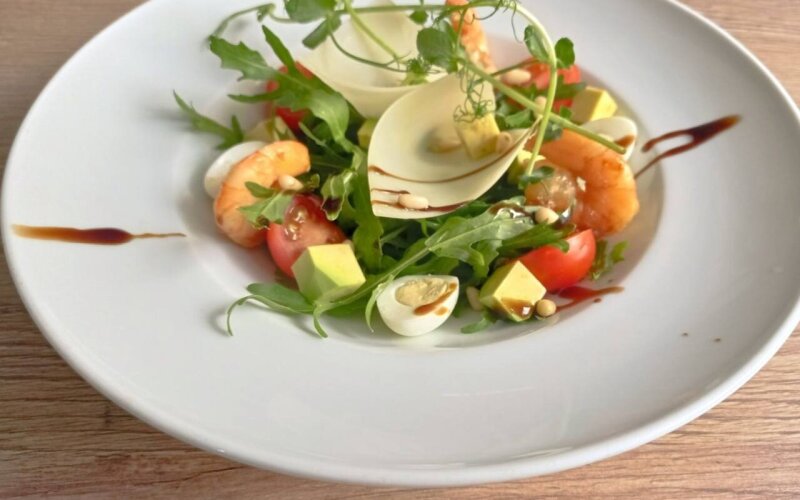 Салат из рукколы с креветками