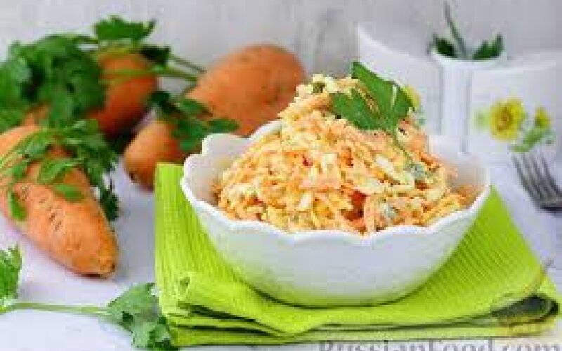 Салат из маринованной  моркови с овощами и заправкой