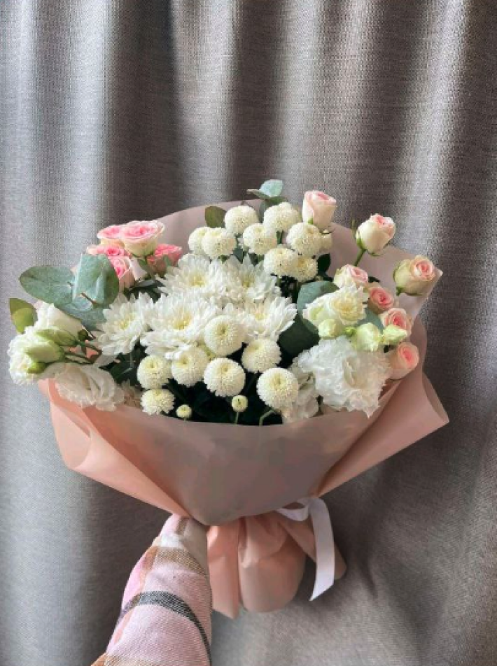 Букет из белых королевских эустом и нежных кустовых роз