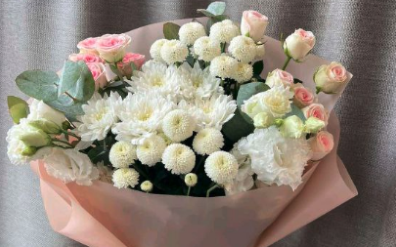 Букет из белых королевских эустом и нежных кустовых роз