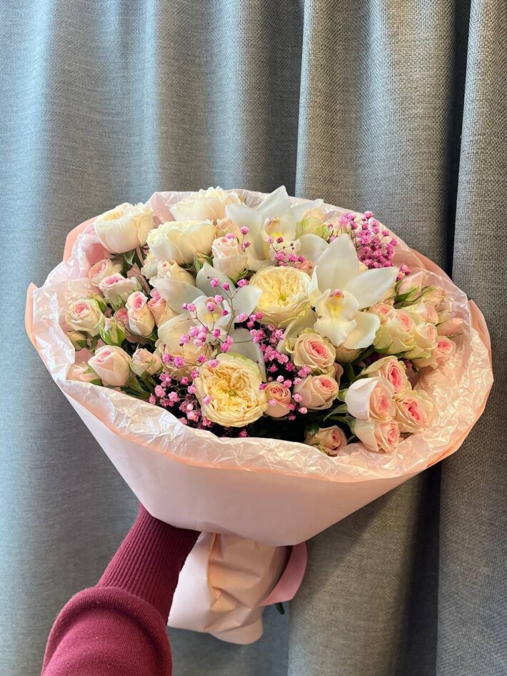 Букет из пионовидных кустовых роз и белых орхидей