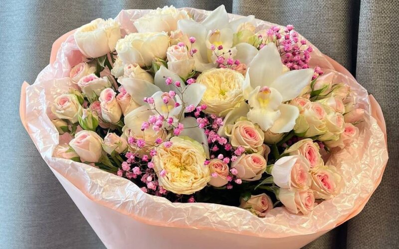 Букет из пионовидных кустовых роз и белых орхидей