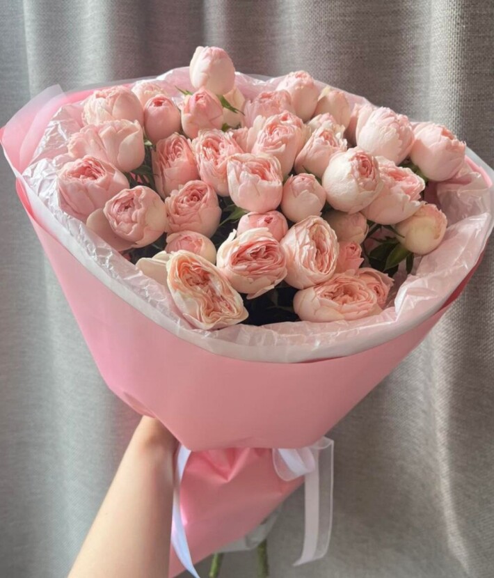 Букет из 7 нежных пионовидных кустовых роз