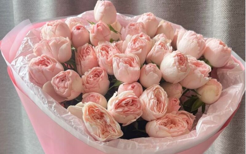 Букет из 7 нежных пионовидных кустовых роз