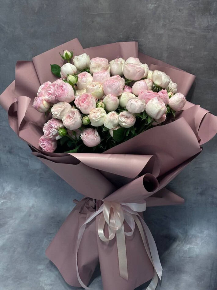 Букет из 15 нежных пионовидных кустовых роз
