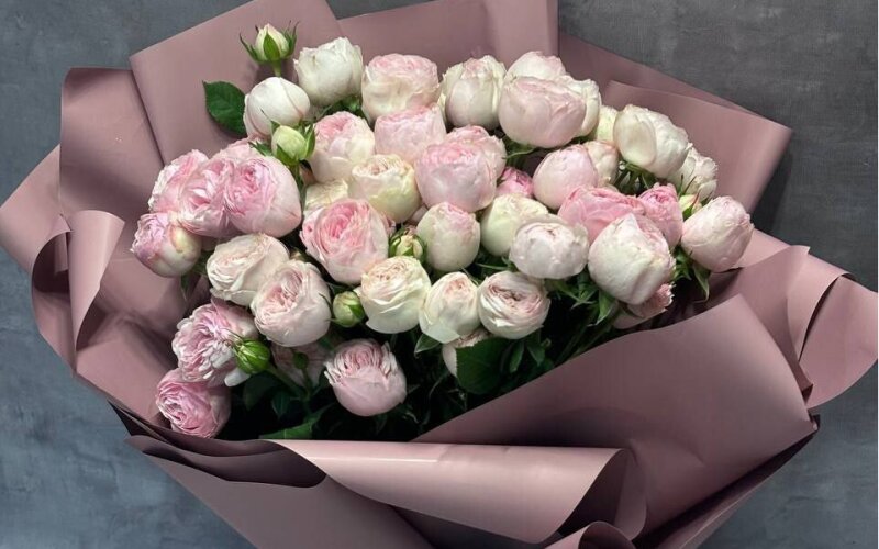 Букет из 15 нежных пионовидных кустовых роз