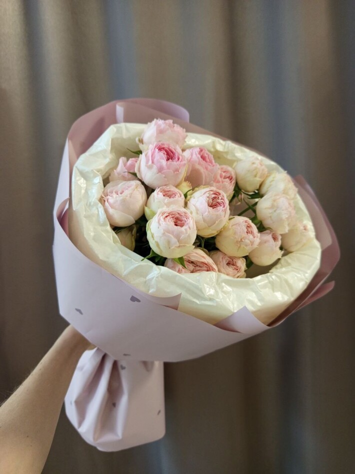 Букет из 5 нежных пионовидных кустовых роз