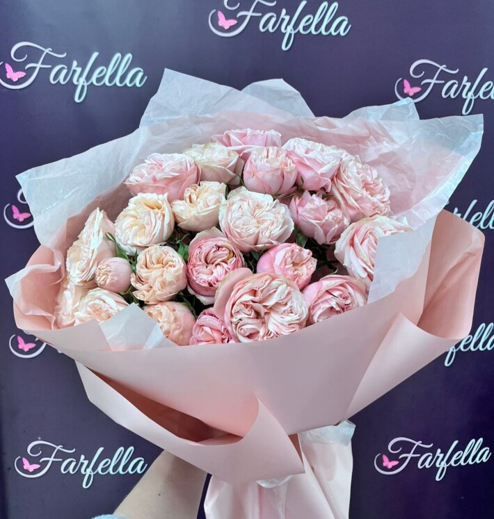 Букет из шикарных пионовидных кустовых роз