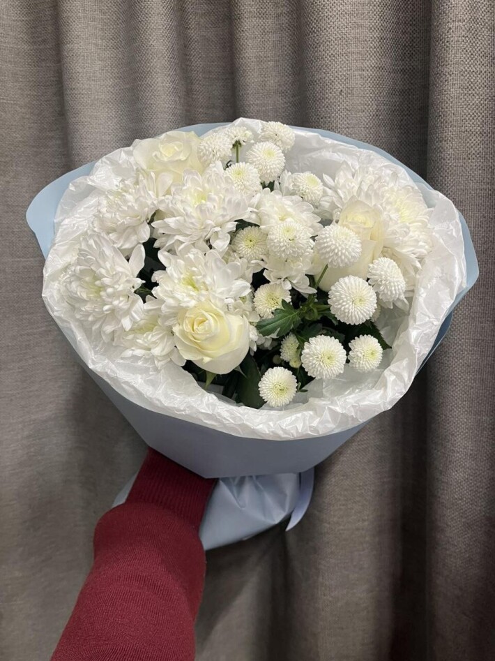 Букет из белых роз и нежных кустовых хризантем