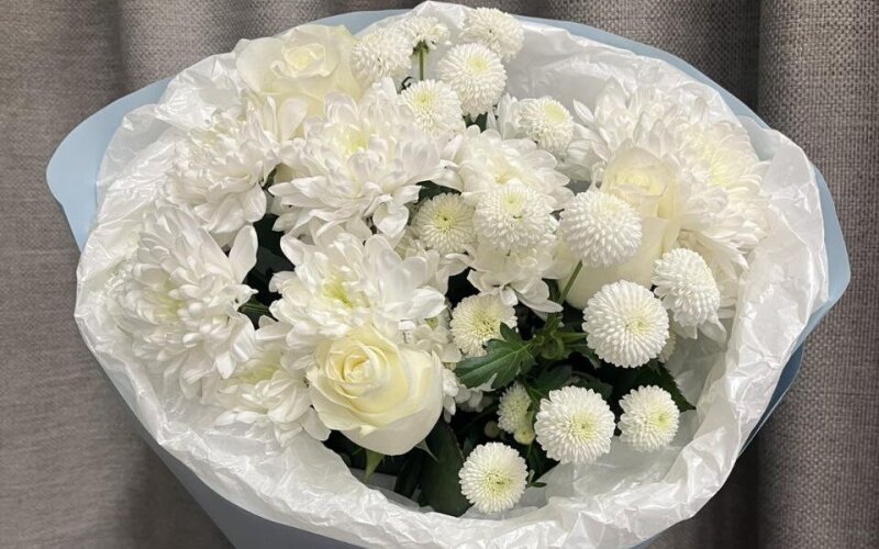 Букет из белых роз и нежных кустовых хризантем
