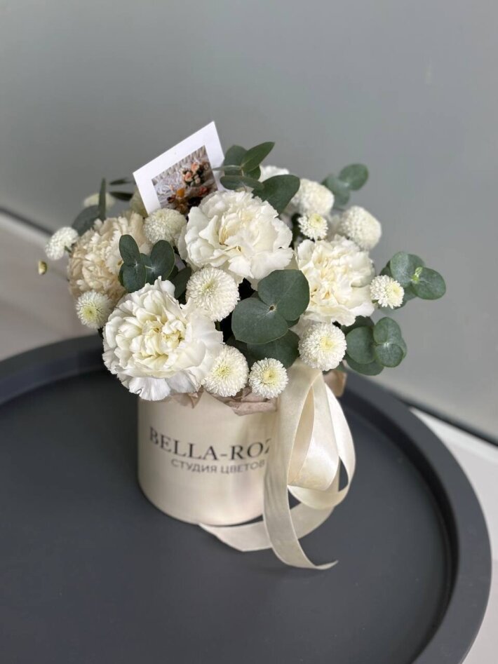 Композиция в шляпной коробке