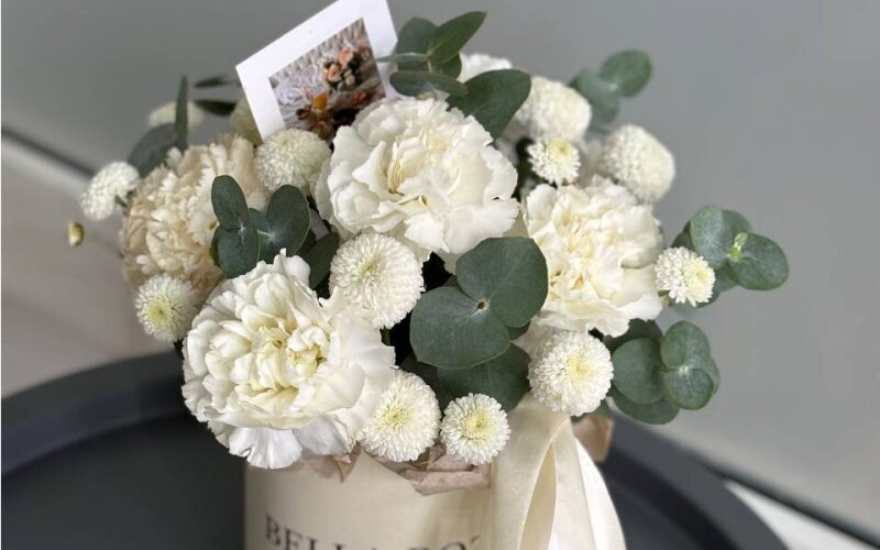 Композиция в шляпной коробке