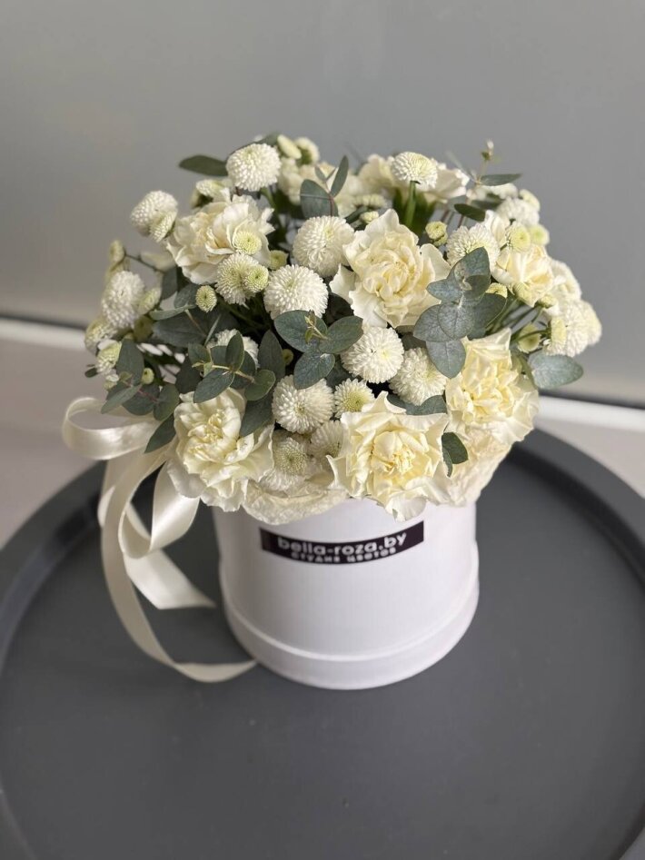 Композиция в шляпной коробке из диантусов и хризантем