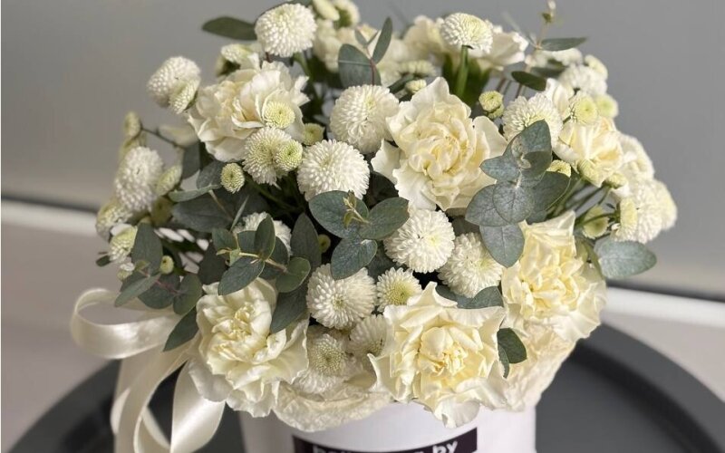 Композиция в шляпной коробке из диантусов и хризантем