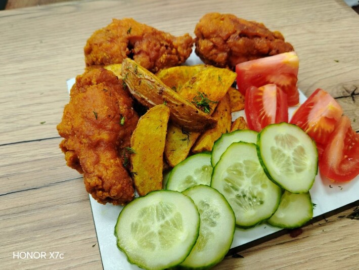 Ланч бокс с крыльями и овощами