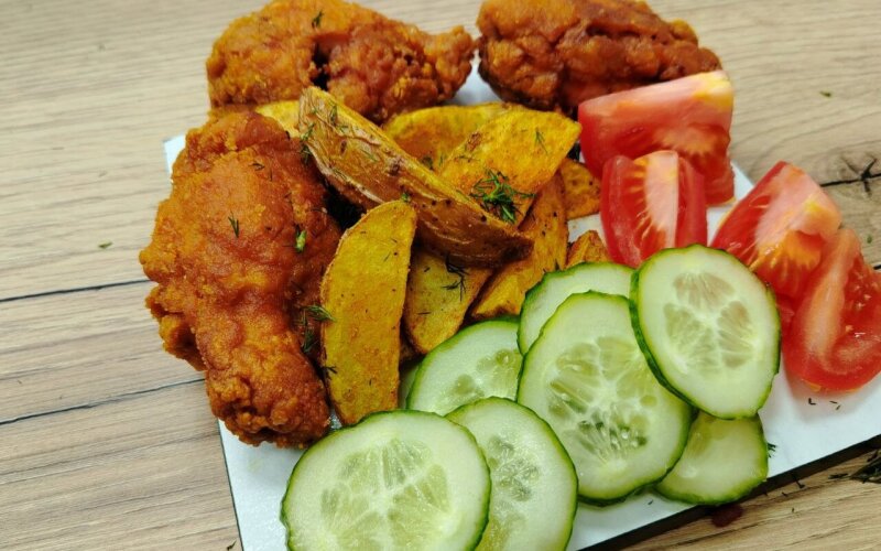 Ланч бокс с крыльями и овощами