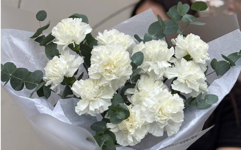 Букет из белоснежных диантусов и эвкалипта