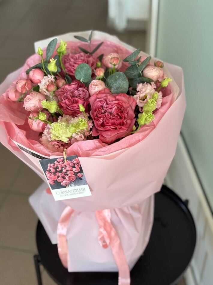 Букет из пионовидных роз и эустомы