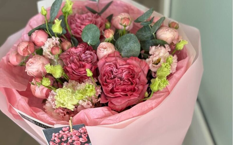 Букет из пионовидных роз и эустомы