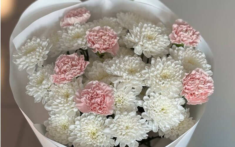 Букет из хризантем и диантусов