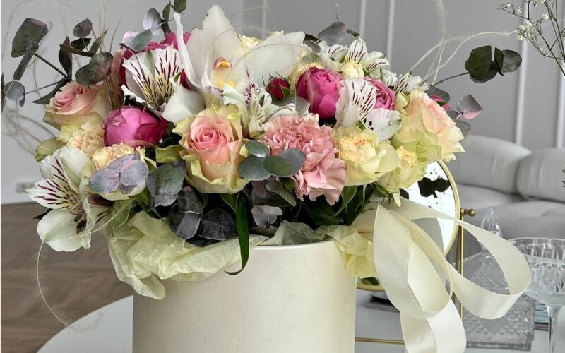 Сборная композиция в шляпной коробке