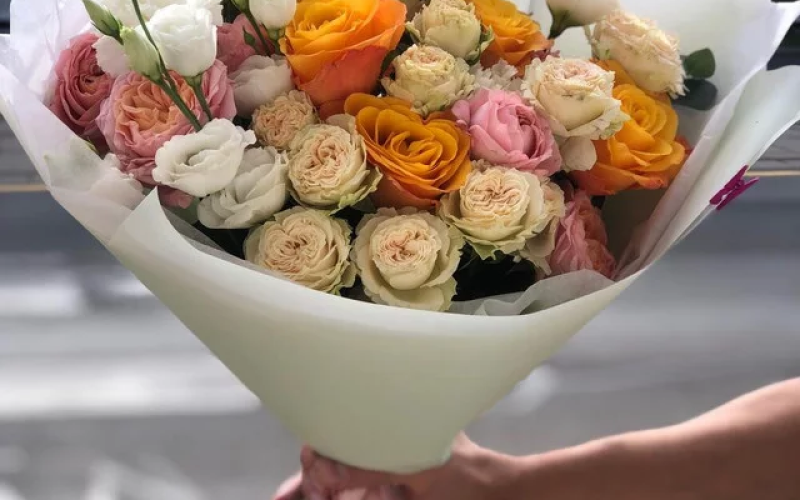 Букет «Яркий» #154 из одноголовых роз, кустовых пионовидных роз, диантусов, эустомы и эвкалипта