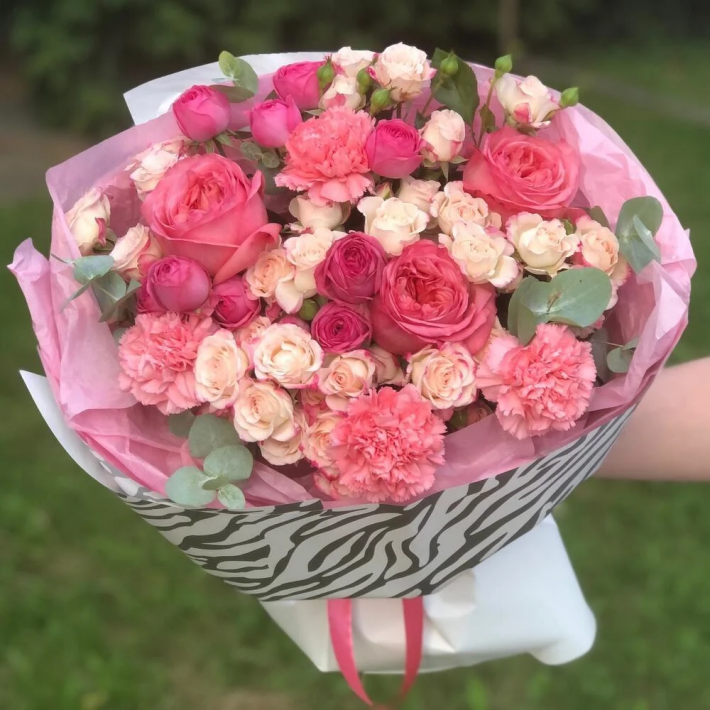 Букет «Forever young» из пионовидных роз,кустовых роз, эвкалипта и диантусов