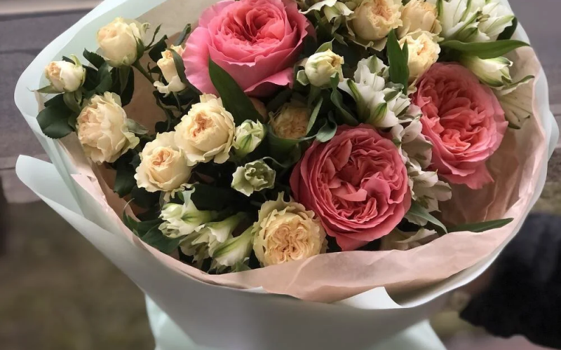 Букет «Радость» 168 из пионовидных одноголовых роз, кустовых роз и альстромерии
