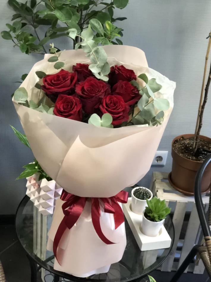 Букет «Элегантный» #156 из одноголвых роз и эвкалипта