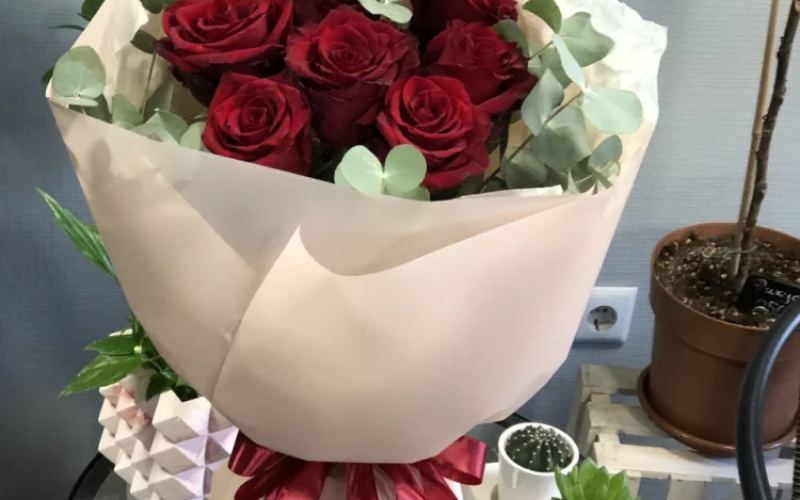 Букет «Элегантный» #156 из одноголвых роз и эвкалипта