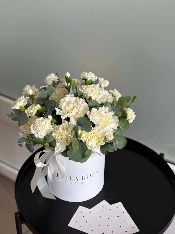 Композиция в шляпной коробке из диантусов и эвкалипта