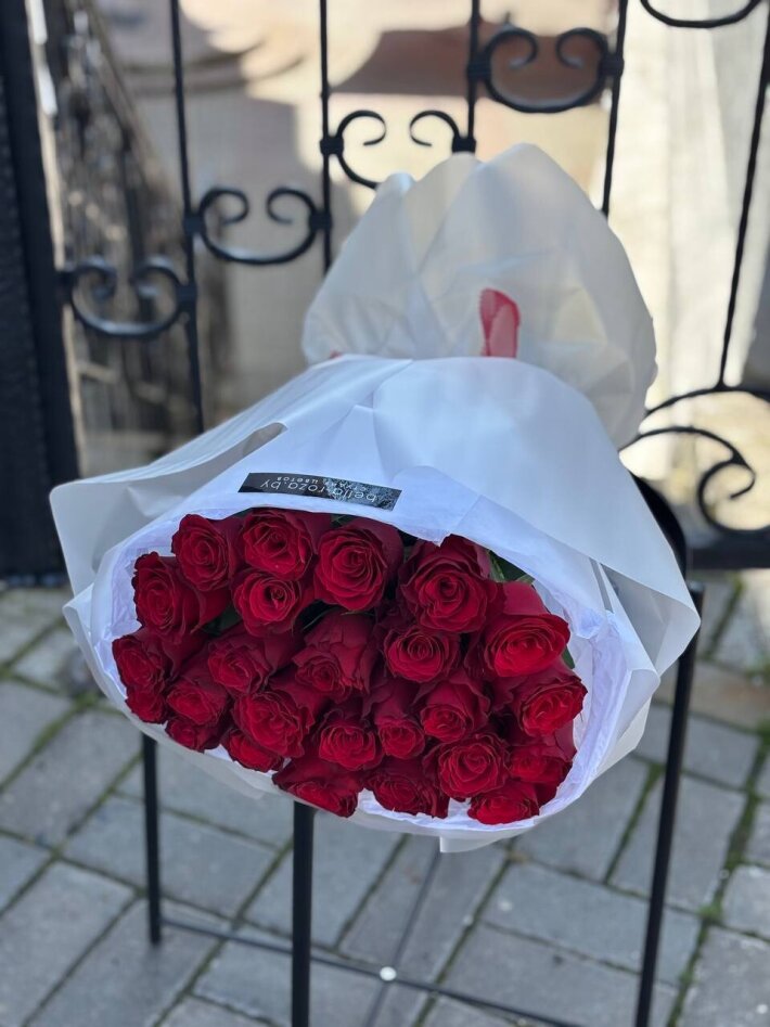 Букет из 25 роз сорта «Родос» с упаковкой