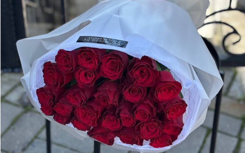 Букет из 25 роз сорта «Родос» с упаковкой
