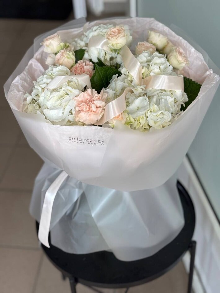 Букет из гортензии и кустовых роз №2