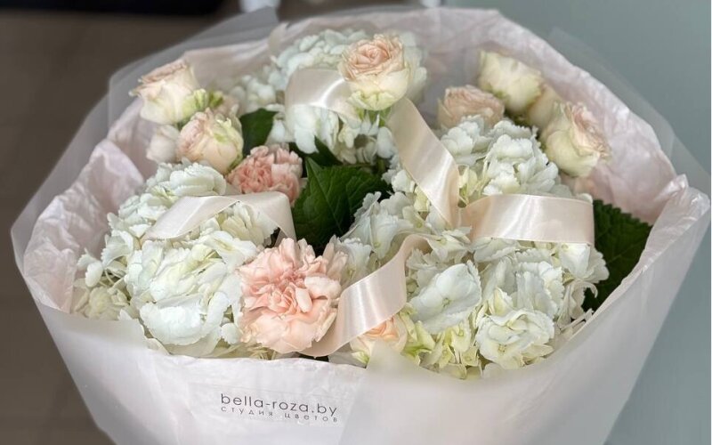 Букет из гортензии и кустовых роз №2