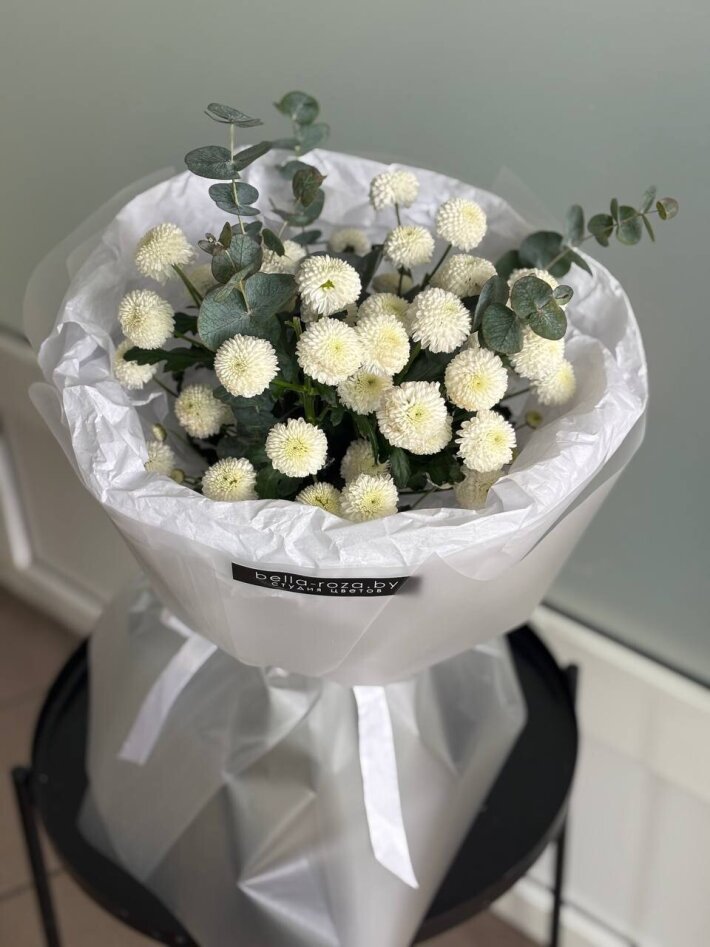 Моно букет из кустовой хризантемы и эвкалипта