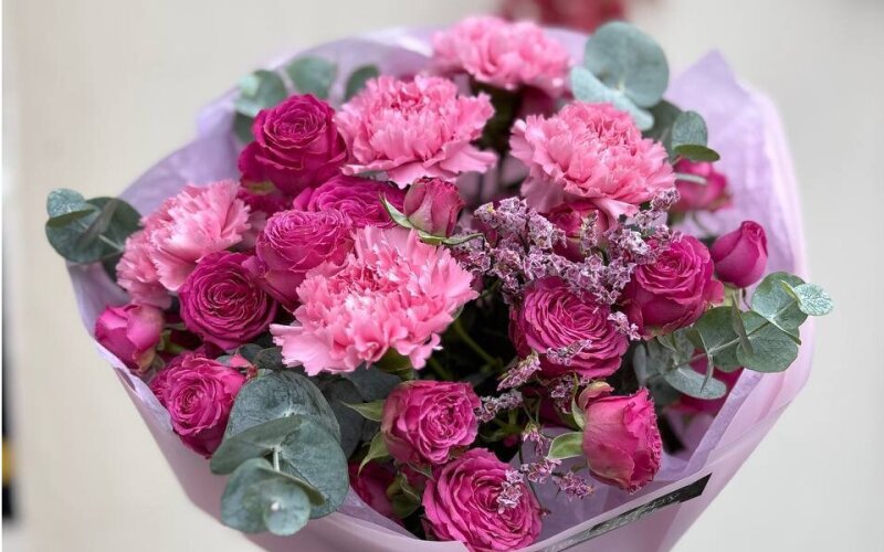 Сборный букет из пионовидных роз и диантусов